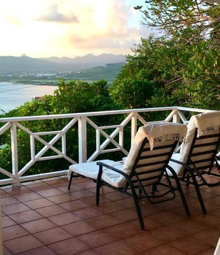 Vieux Fort House | Cozy Private Room with AC, Balcony near Airport, Beach and Kite surfing