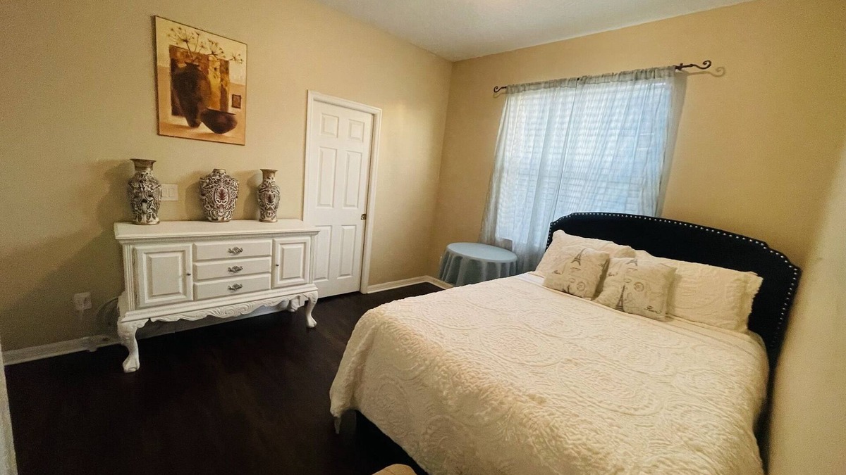 Vista East House | Cozy private room with bath