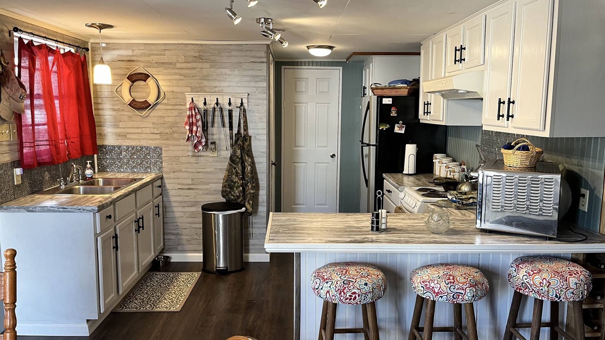 Florien Cabin | Cozy, private, rustic-modern cabin, a doorway to fine fishing and lake fun!