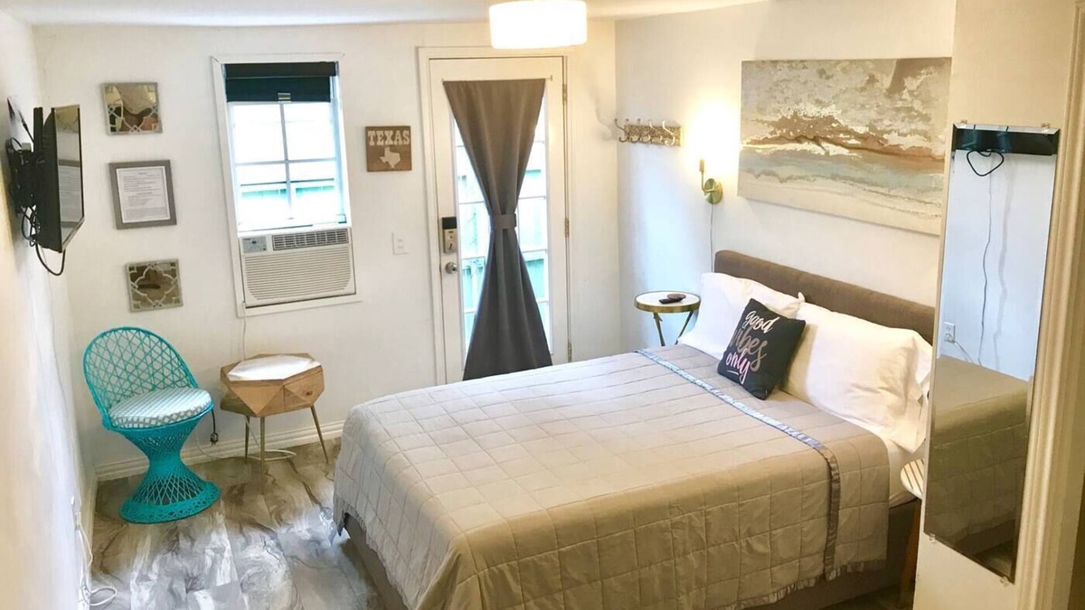 Lower Greenville House | Cozy Private Studio - near SMU w Private Parking
