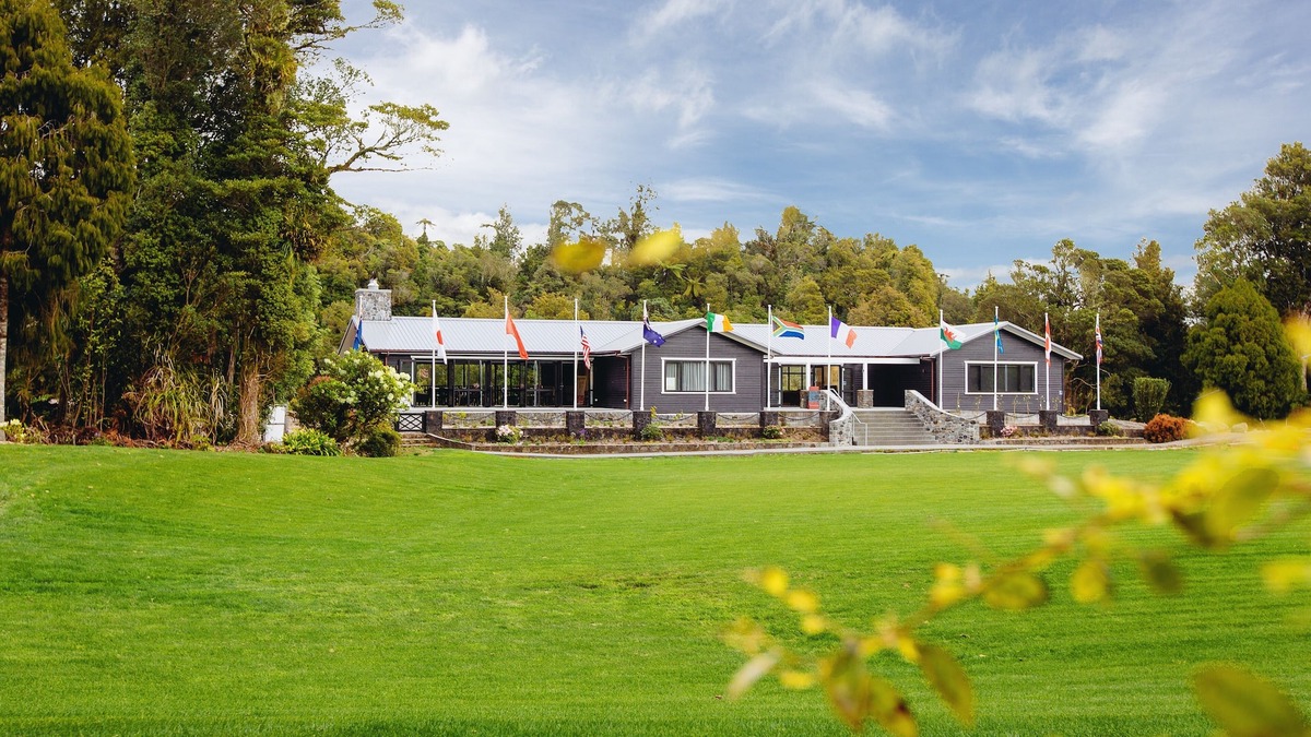 Pitone Apartment | Cozy private studio nestled amongst the Rainforest. Café and amenities onsite.