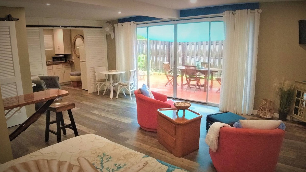 Stuart Cottage | Cozy, private, tropical cottage studio close to beach, stores, and restaurants.