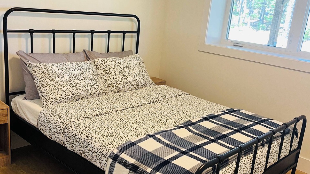 Bedford House | Cozy Private Walk-in Basement | Bed, Living Room & Kitchenette!