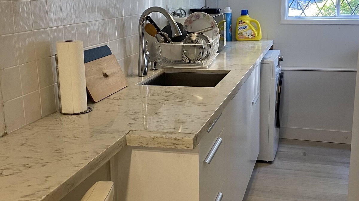 West Vancouver Apartment | Cozy privet room near cypress sking with sharing bathroom and sharing kitchen