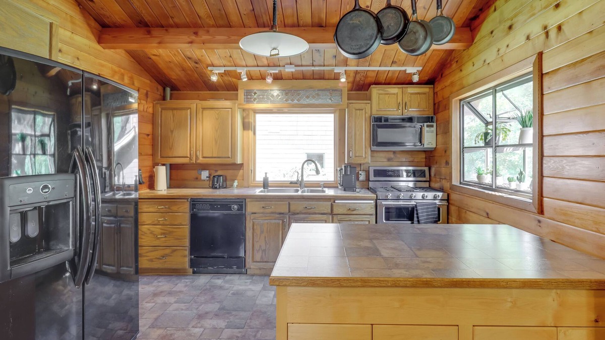 Snowbird Cabin | Cozy Provo Retreat with a Charming Fireplace!