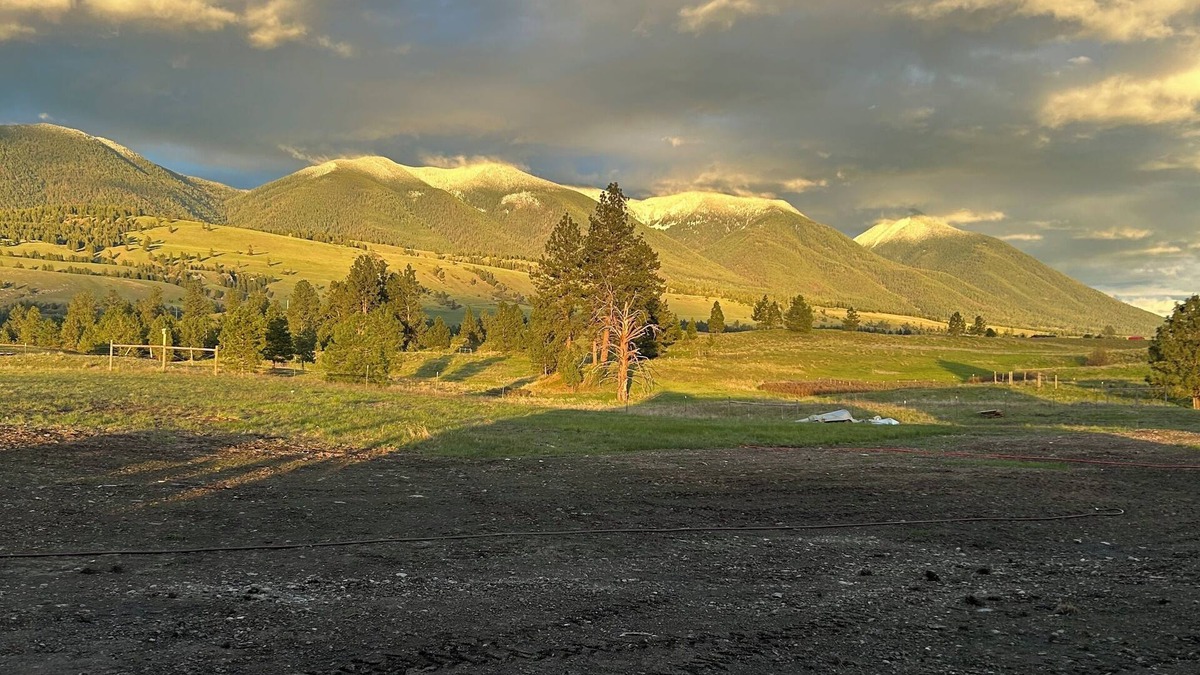 Eureka Cabin | Cozy, quaint cabin close to beautiful Koocanusa lake and fantastic golfing!