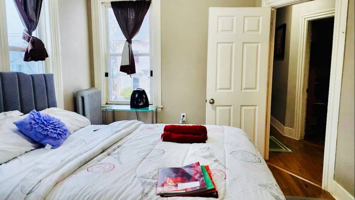 Milford Apartment | Cozy Queensize room in Welcoming Milford with Shared Bathroom,Ultrafast WiFi, AC