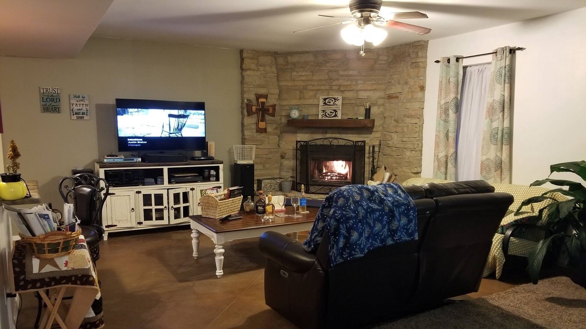 Tyler House | Cozy quiet 3 bdrm 2 bth 2 fireplaces, fenced yard minutes from everything