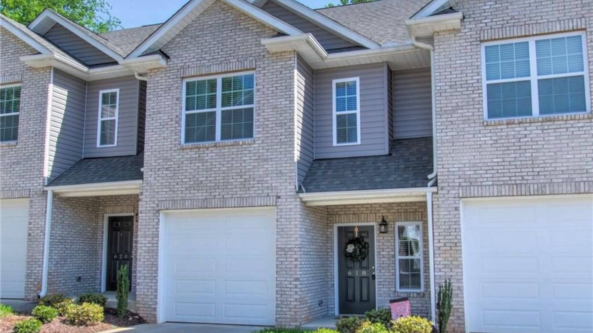 Greensboro House | Cozy, Quiet and Well Appointed Dual Master w/ 2.5 ba Townhome 4 miles to GSO!