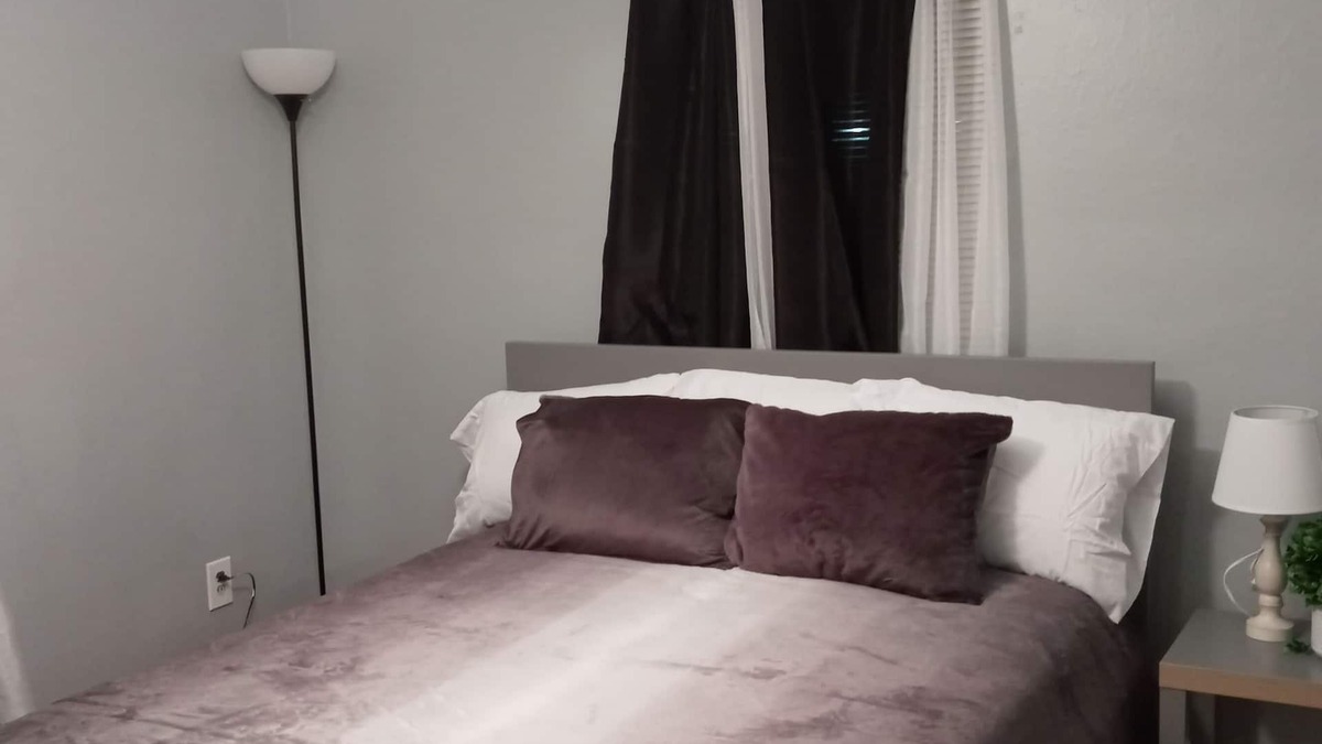 University City House | Cozy, quiet,clean home settings