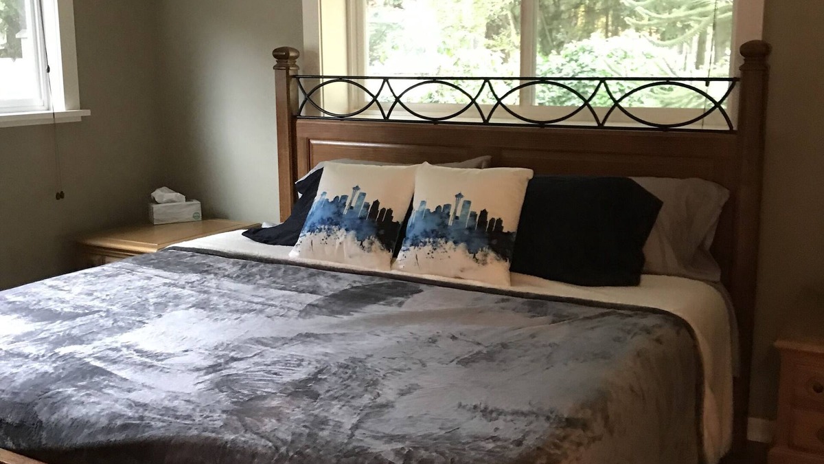 Shoreline House | Cozy Quiet Family home across the street from Shoreline Park