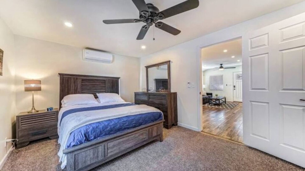 Globe House | Cozy, Quiet, Updated Home * KING Master Bedroom * Wifi * close to hospital/mines
