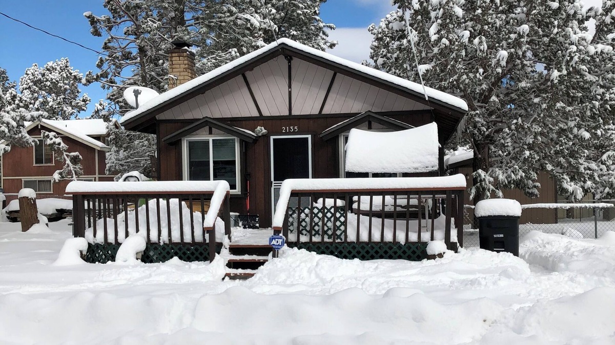 Woodlands Cabin | Cozy Quiet wooden cabin in enchanting Big Bear, AC, Heat, WiFi, King bed, pet fe