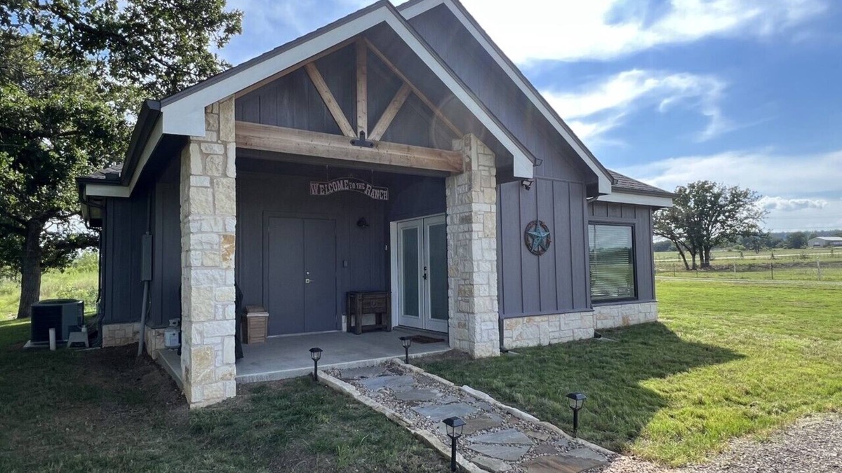 Granbury House | Cozy Ranch Guest Home located between Granbury and Glen Rose.