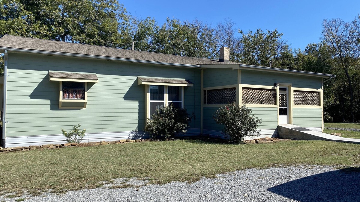Daisy House | Cozy Ranch Home w/Spacious living/kitchen, screened in porch