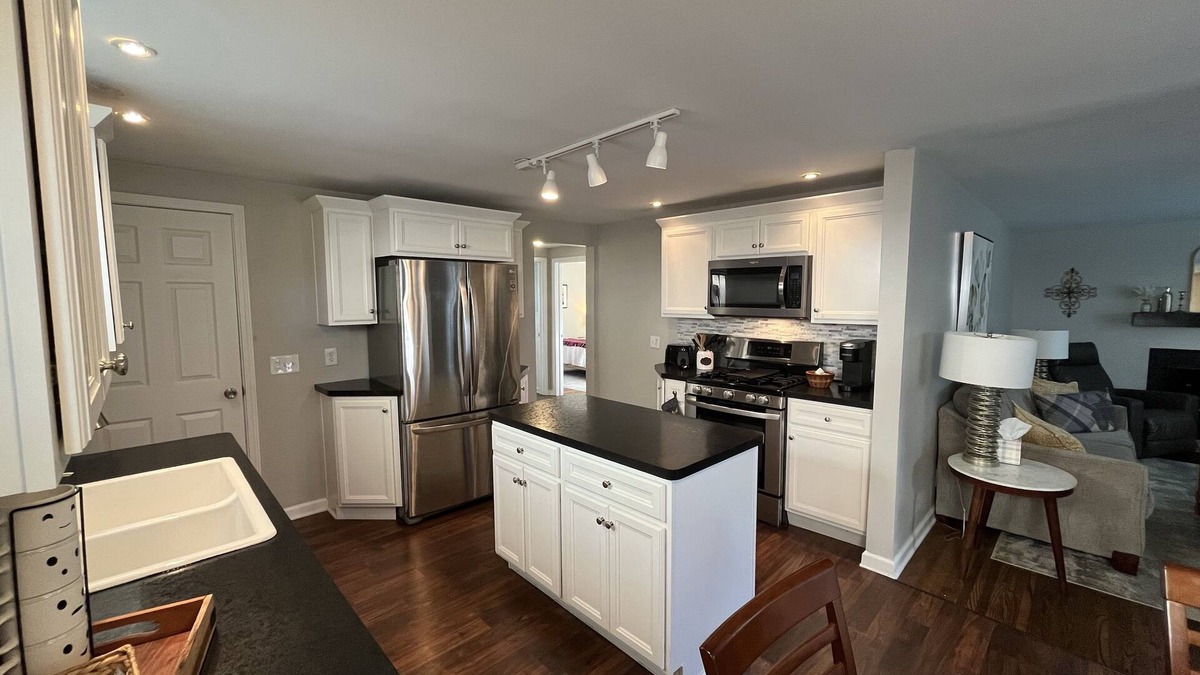 Tonawanda House | Cozy ranch in safe neighborhood. Perfect location for Buffalo/Niagara Falls.n