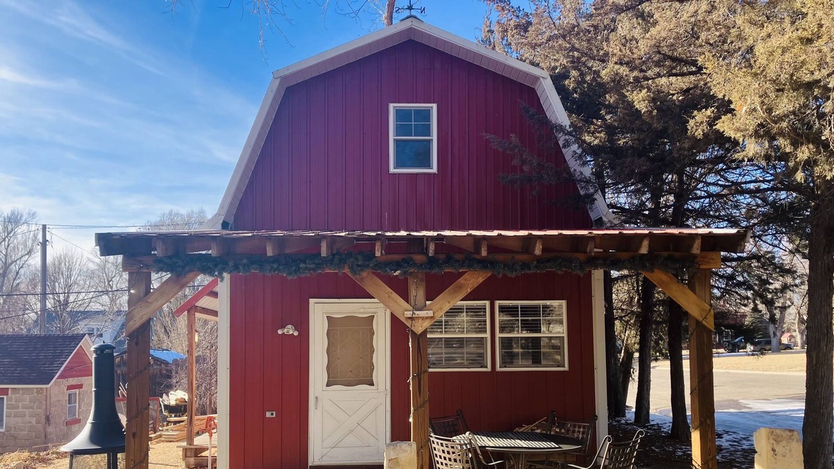 Syracuse House | Cozy Red Barn.....