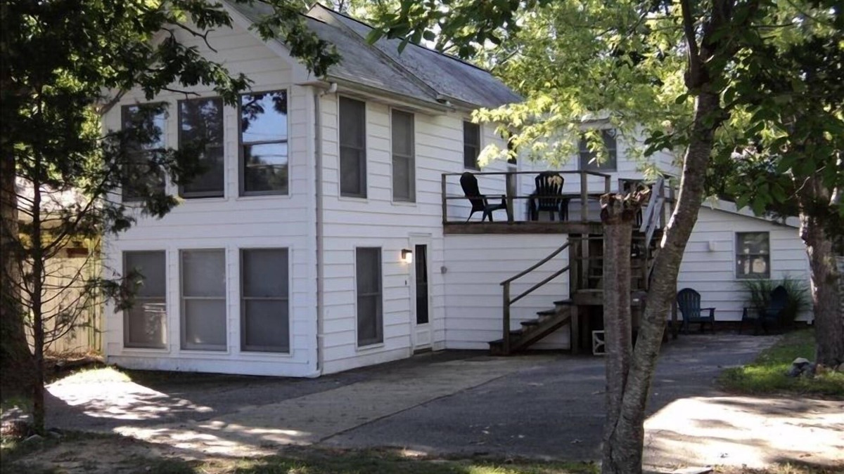 The Pines Apartment | Cozy Rehoboth Beach Flat with Deck in Town of Rehoboth Beach