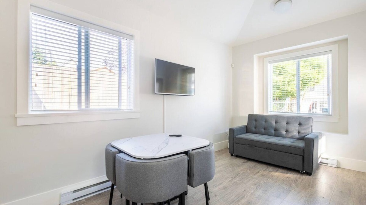 Riley Park House | Cozy & Relaxing Haven ~ Queen. Bed ~ Kitchen ~ Pkg!