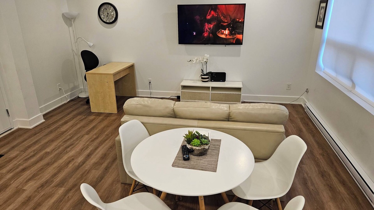 Pointe Claire Apartment | Cozy Renovated Apartment in Pointe-Claire with AC, WiFi, Parking, Washer & Dryer
