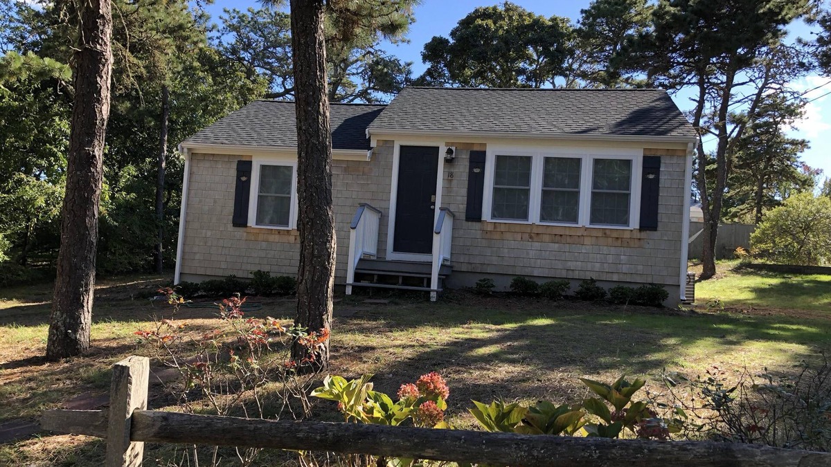South Chatham House | Cozy renovated classic Cape cottage a short walk to Forest Beach