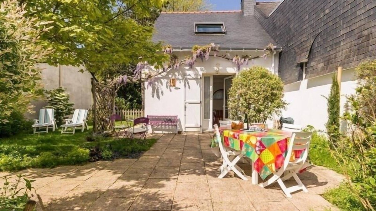Saint-Omer-de-Blain Cottage | Cozy Renovated Cottage Near Nantes Canal with Private Garden and Bikes