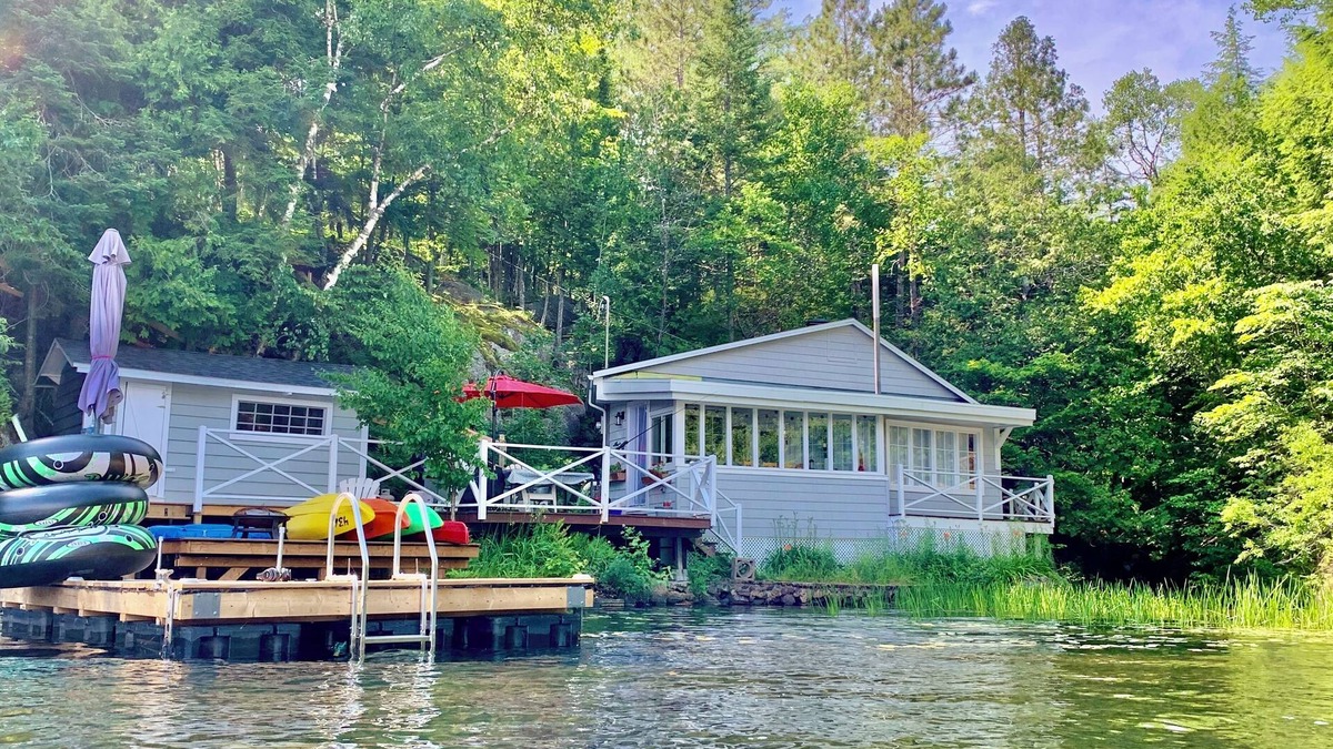Labelle Ski Chalet | Cozy, renovated rustic cottage on the shore of beautiful navigable laken