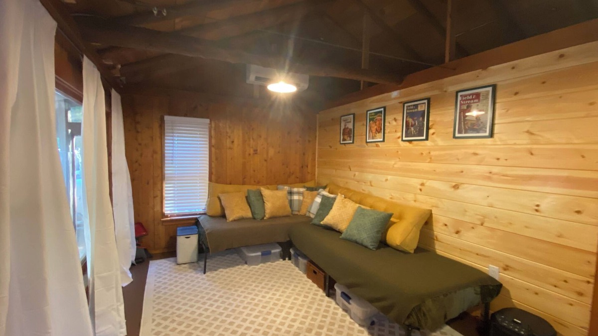 Baldwin Cabin | Cozy renovated vintage cabin near lake Cecilia