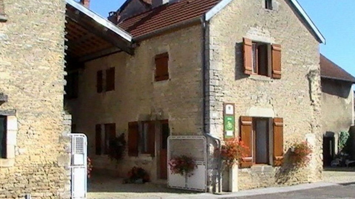 Aubepierre-sur-Aube Cottage | Cozy Restored House with 2 Bedrooms, Central Heating, Enclosed Courtyard in Aubepierre-sur-Aube