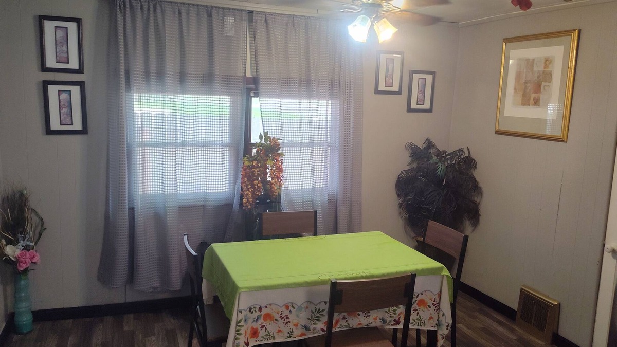 Cedar Rapids House | Cozy Retreat 1-bedroom house in lovely Cedar Rapids with WiFi, AC
