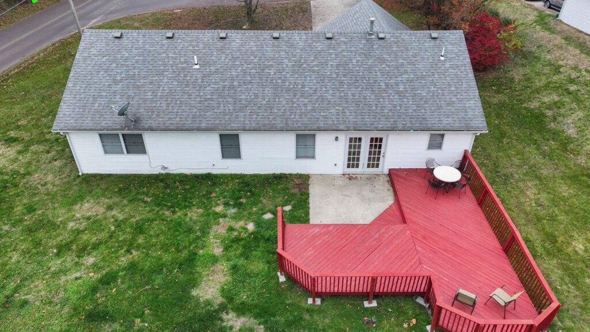 Columbia House | Cozy Retreat: 3/2 house with deck