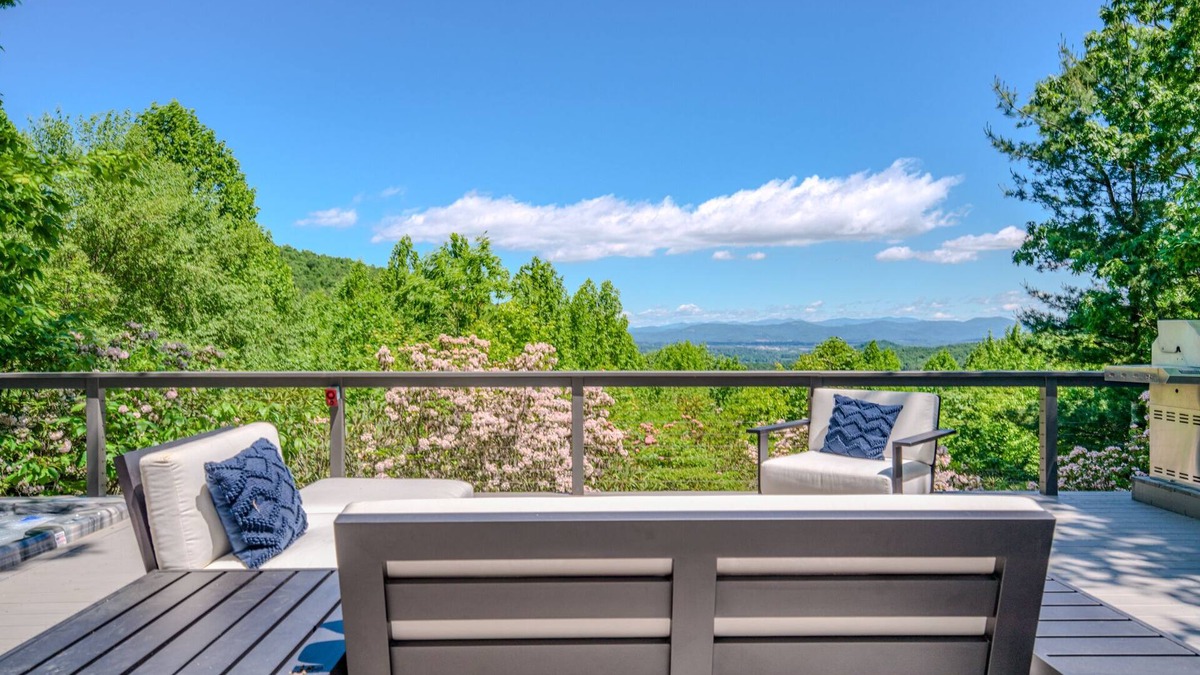 Zirconia House | “Cozy retreat and amazing views!– Your Perfect Getaway!”