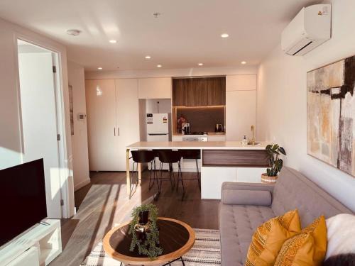Box Hill Apartment | Cozy Retreat Central Box Hill the Place to Stay