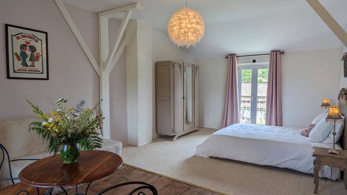 Chadurie Cottage | Cozy Retreat for 2: Heated Pool, Gardens & Baby Gear in Renovated Cottage