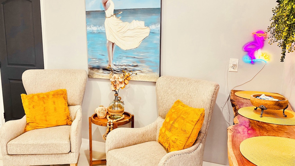 Pelican Apartment | Cozy Retreat + HotTub Oasis; stunning apartment for an Unforgettable Experience