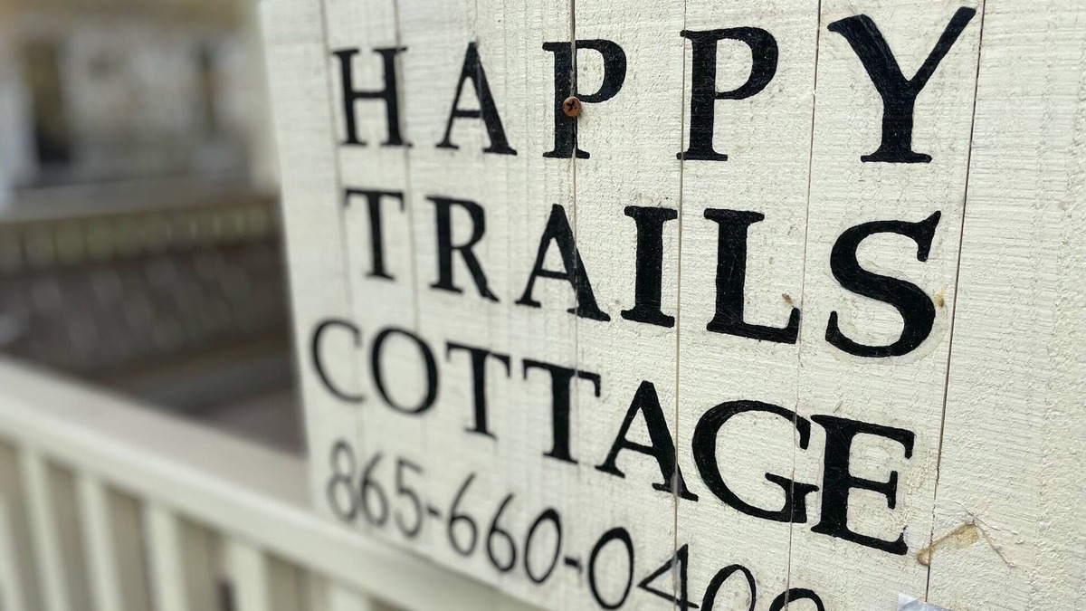 Damascus Cabin | Cozy retreat in Damascus on the AT and Creeper Trail. Pet Friendly!