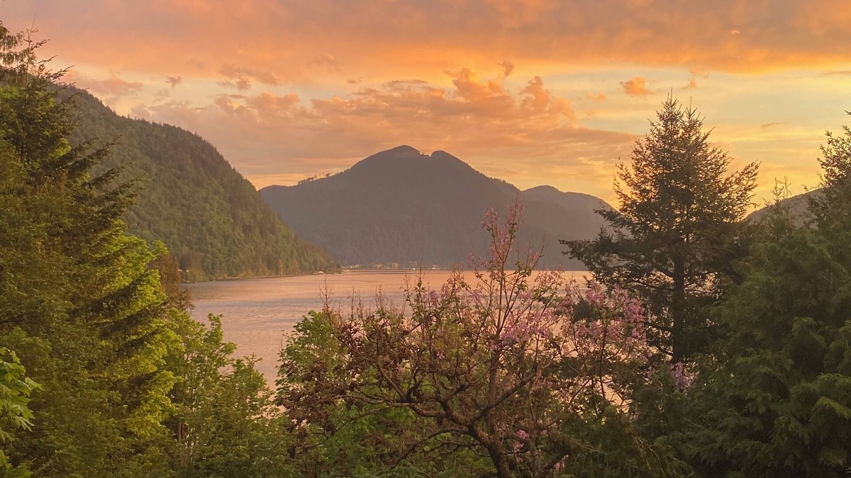 Harrison Hot Springs House | Cozy Retreat in Harrison Hot Springs with Breathtaking Lake Views