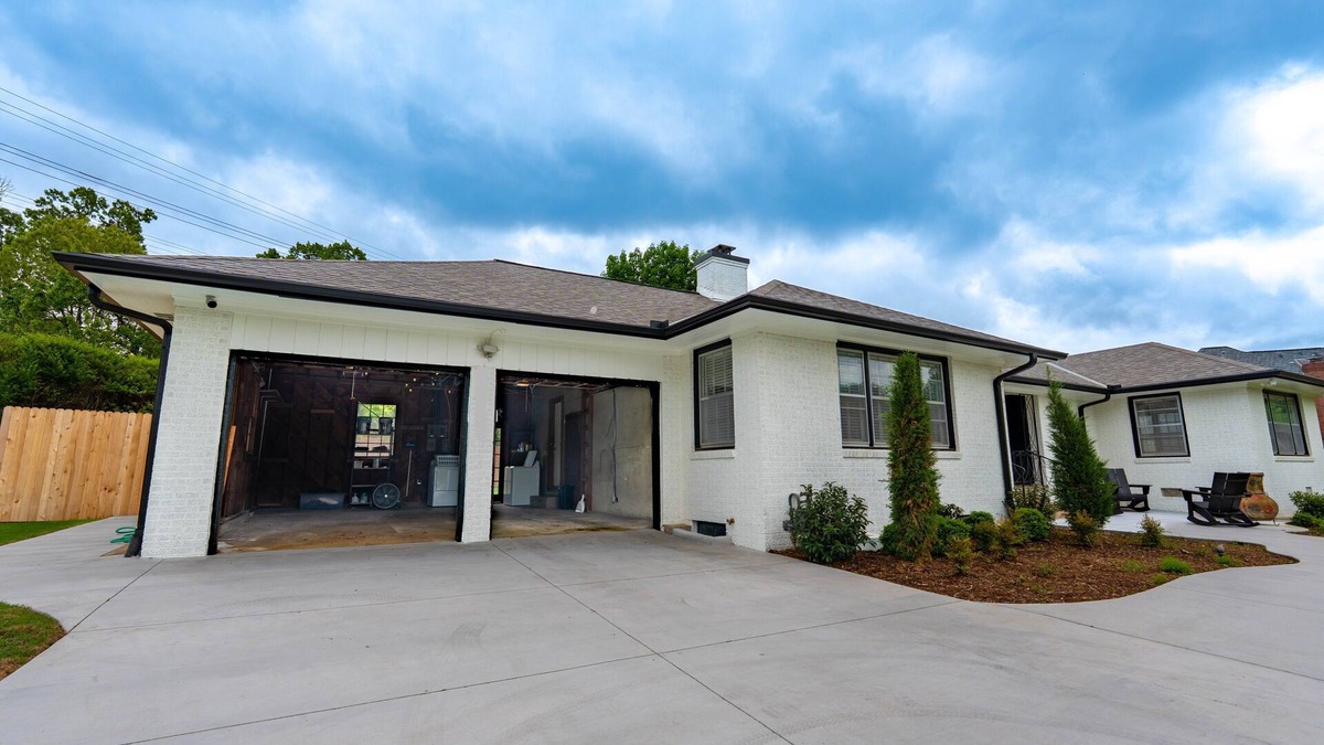 Maple Ridge House | Cozy Retreat in the heart of Tulsa. Fully handicap shower!