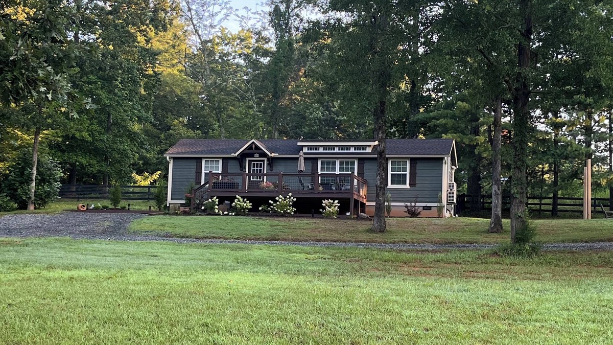 Columbus Cabin | Cozy retreat located in the heart off the TIEC nAnd the blue ridge mountains!