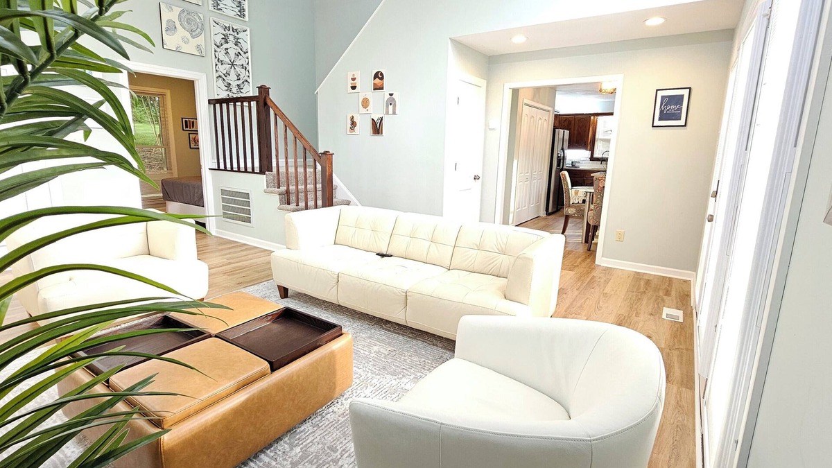 Sawmills House | Cozy retreat minute away to mountain escape!w/Fireplace