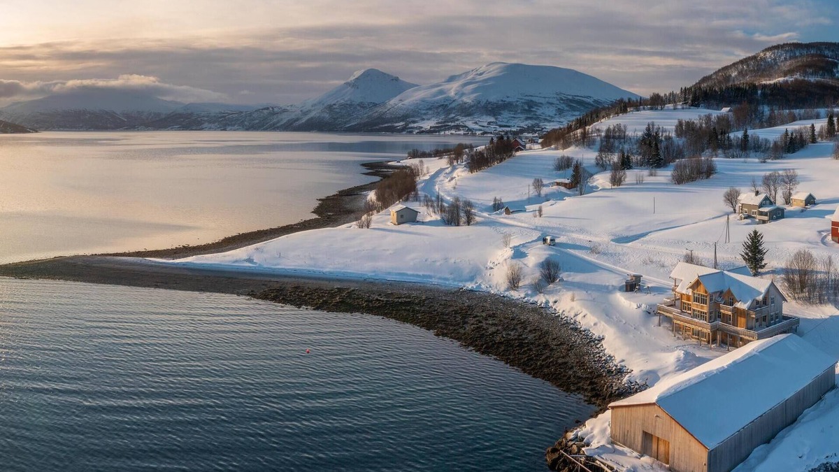 Laukeng Apartment | Cozy retreat with amazing northern light view right outside your window!