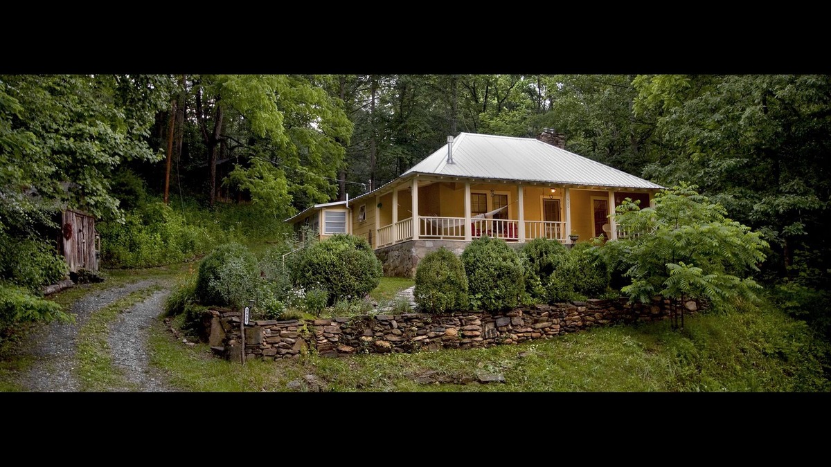 Marion Cottage | Cozy Retreat Nestled in the Mountains-Whispering Creek Cottage