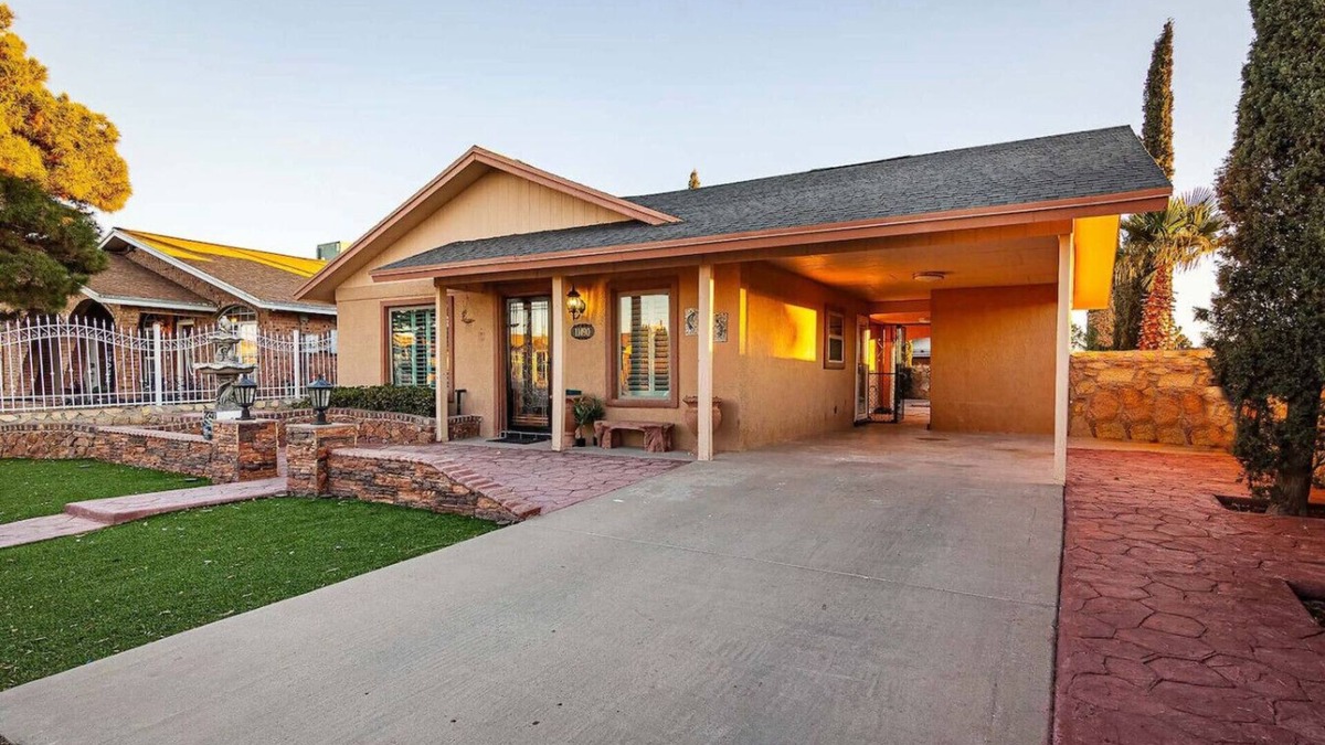 Biggs Field House | Cozy Retreat w/King Bed, Backyard & Private Patio