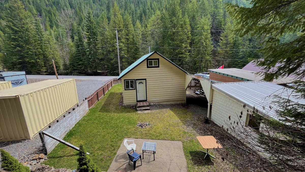 Wallace House | Cozy retreat with canyon views, sound of the river, and the smell of the pines.