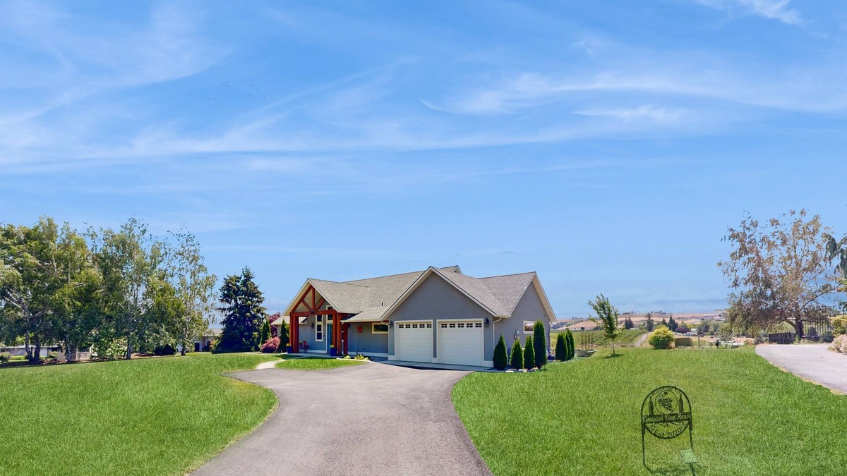 Selah House | Cozy Retreat with Luxury Features and Breathtaking Landscapes