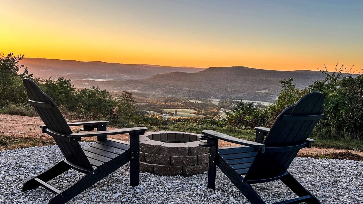Jasper Cabin | Cozy retreat with picturesque views! Close to restaurants, hiking and river.