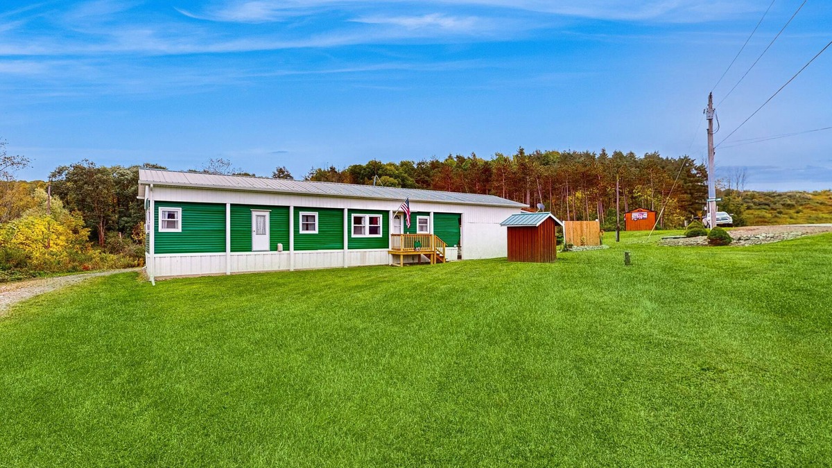 Cameron House | Cozy Retreat with Scenic Views, Internet and Outdoor Patio