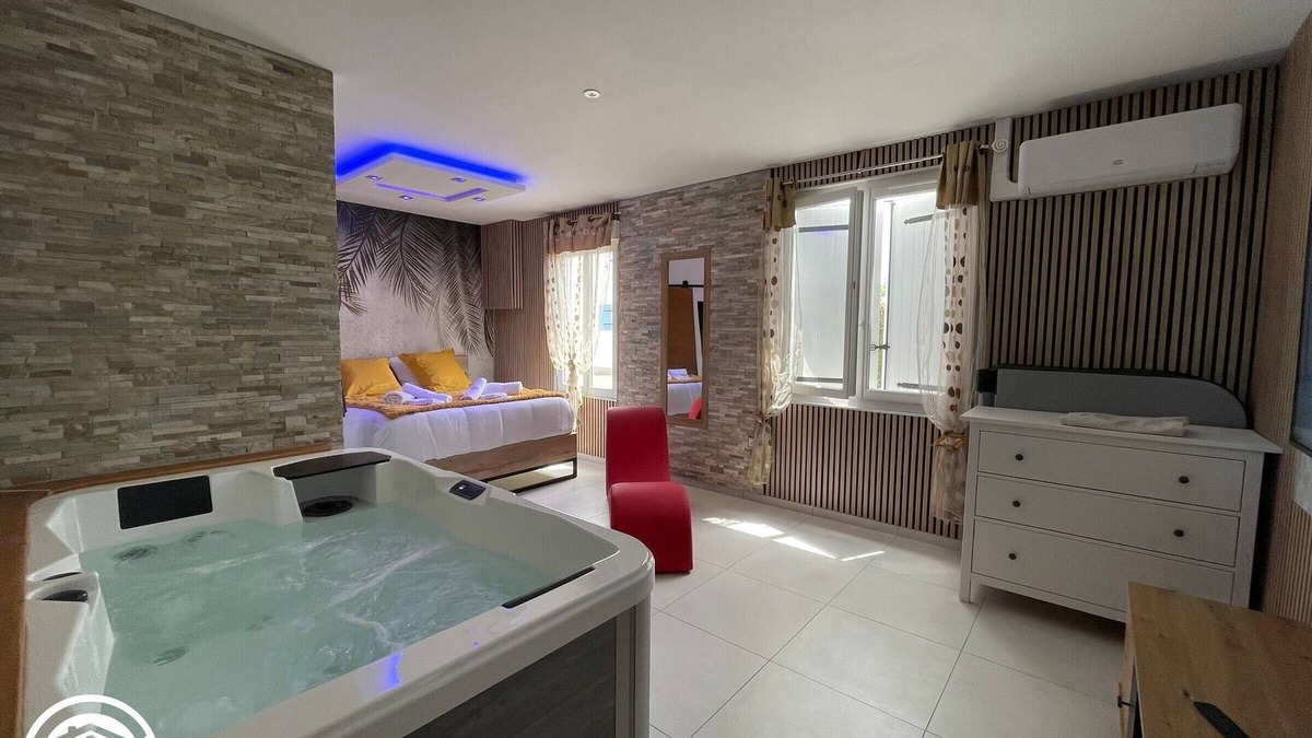 Beauvoir-sur-Mer Cottage | Cozy Retreat with Spa, A/C, and Enclosed Garden Near Noirmoutier