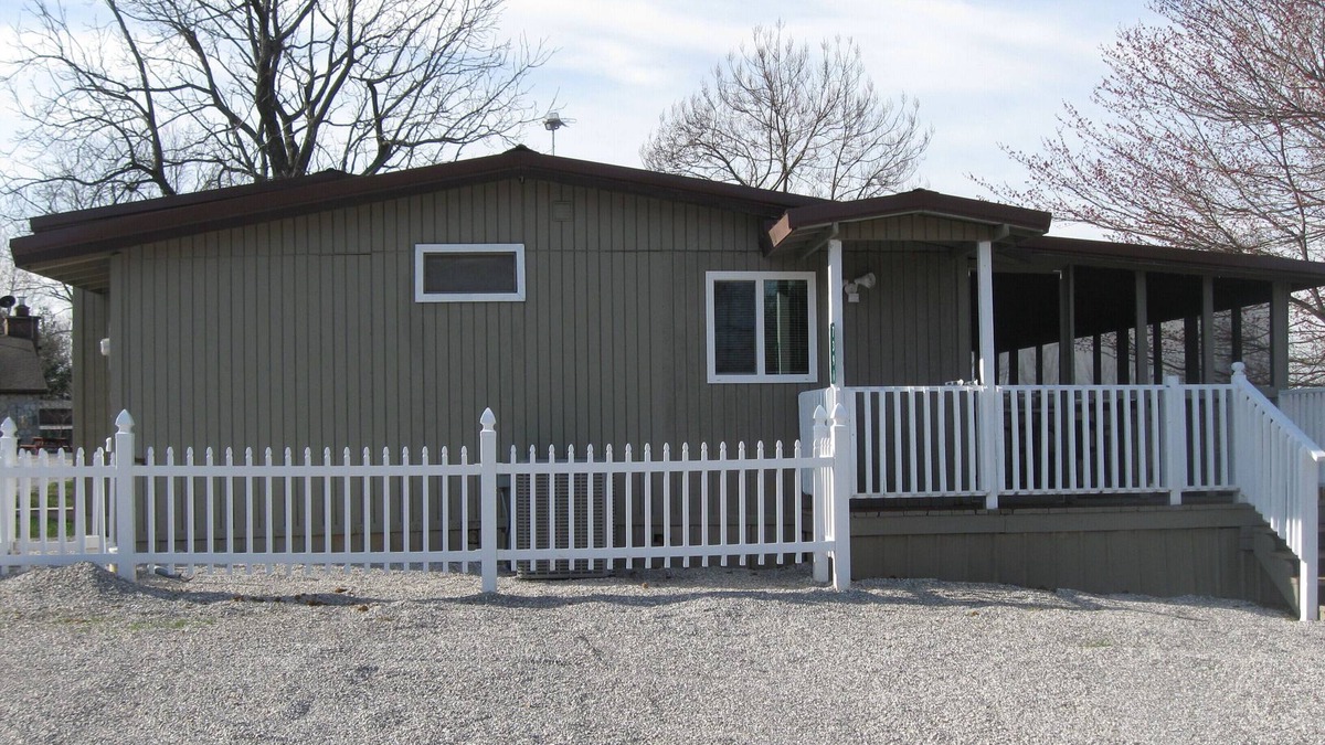 Taswell Cabin | Cozy Retreat: Your Serene Lakeside Haven near Patoka Lake in Southern Indiana
