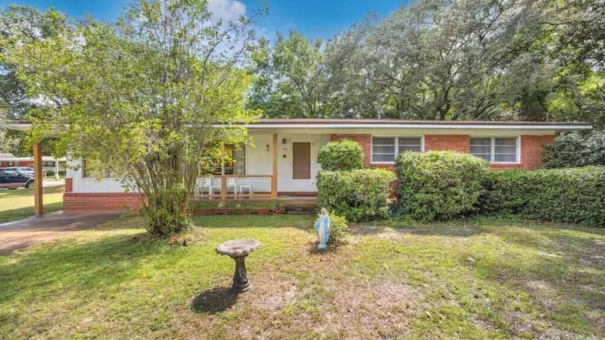 Mary Esther House | Cozy retro style house 4-bedroom can sleep 11 people Mary Esther with AC, WiFi